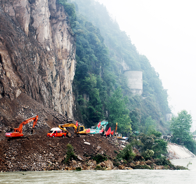 2013年，公司參與蘆山“4.20”地震搶險在懸崖峭壁中推進